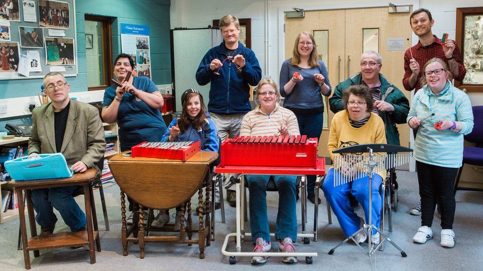 Mitglieder einer Musikgruppe für Menschen mit Lernbehinderungen mit von der Stiftung zur Verfügung gestellten Instrumenten