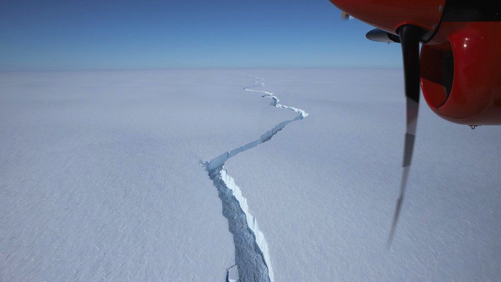 Brunt Ice Shelf: Big iceberg calves near UK Antarctic base - BBC News