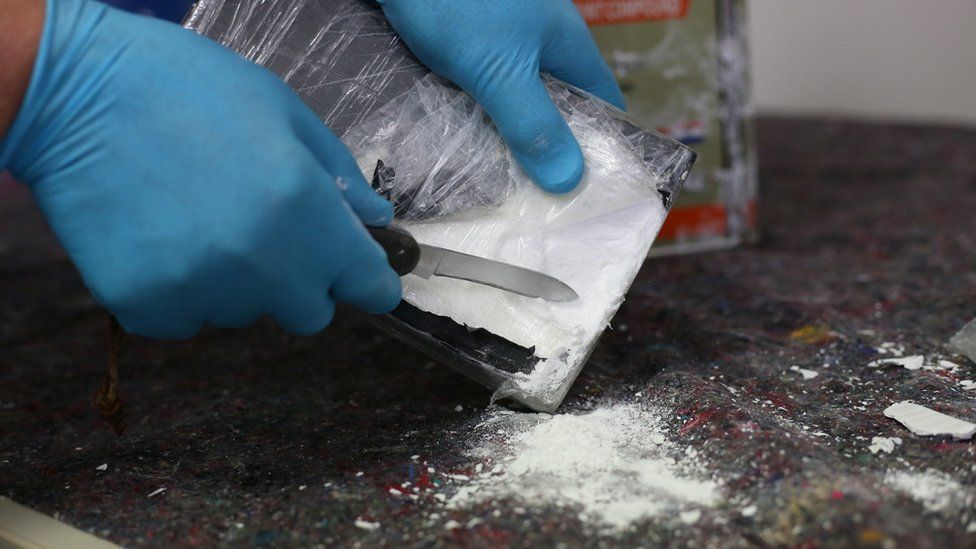 Кокаин найден в более чем 1700 банках наполнителя для стен в Гамбурге, Германия