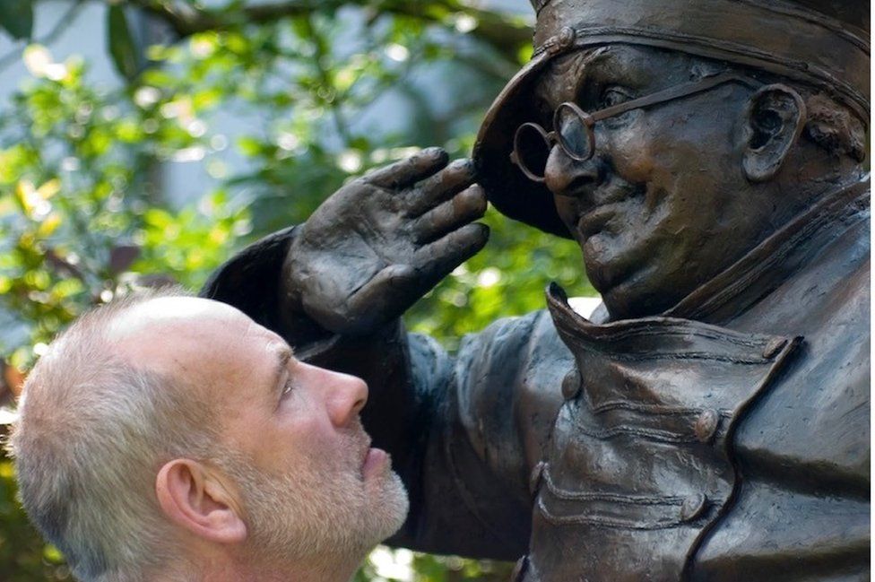 Graham Ibbeson and Benny Hill statue