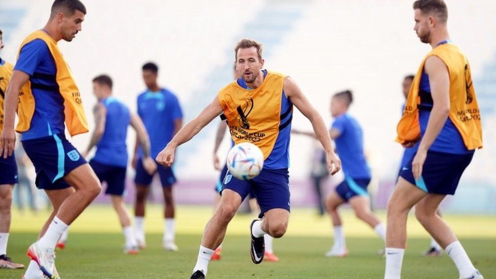 Сборная Англии по футболу тренируется в Катаре перед матчем 1/8 финала против Сенегала в воскресенье