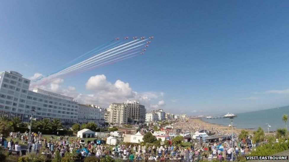Thousands on seafront for Eastbourne Airbourne airshow BBC News
