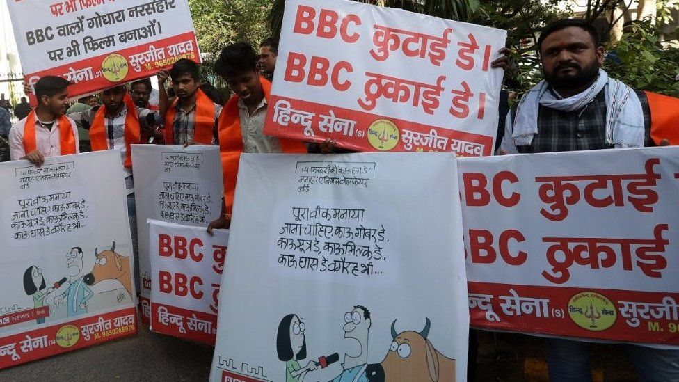 Активисты группы Hindu Sena протестуют с плакатами с надписями «BBC покидают Индию» и «День победы BBC» возле офиса BBC в Дели, 15 февраля