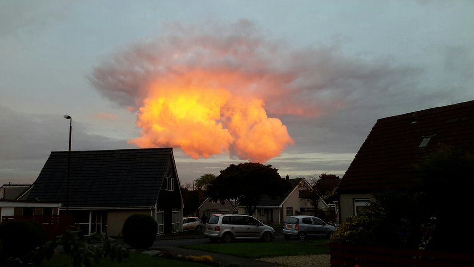 Artificial' clouds captured at sunset in Forth Valley - BBC News