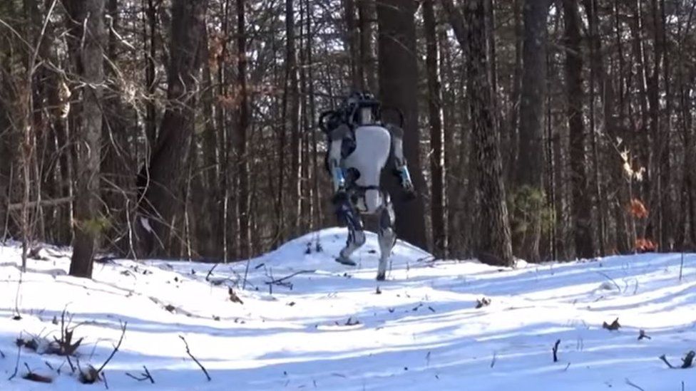 Робот Atlas ходит по снегу.