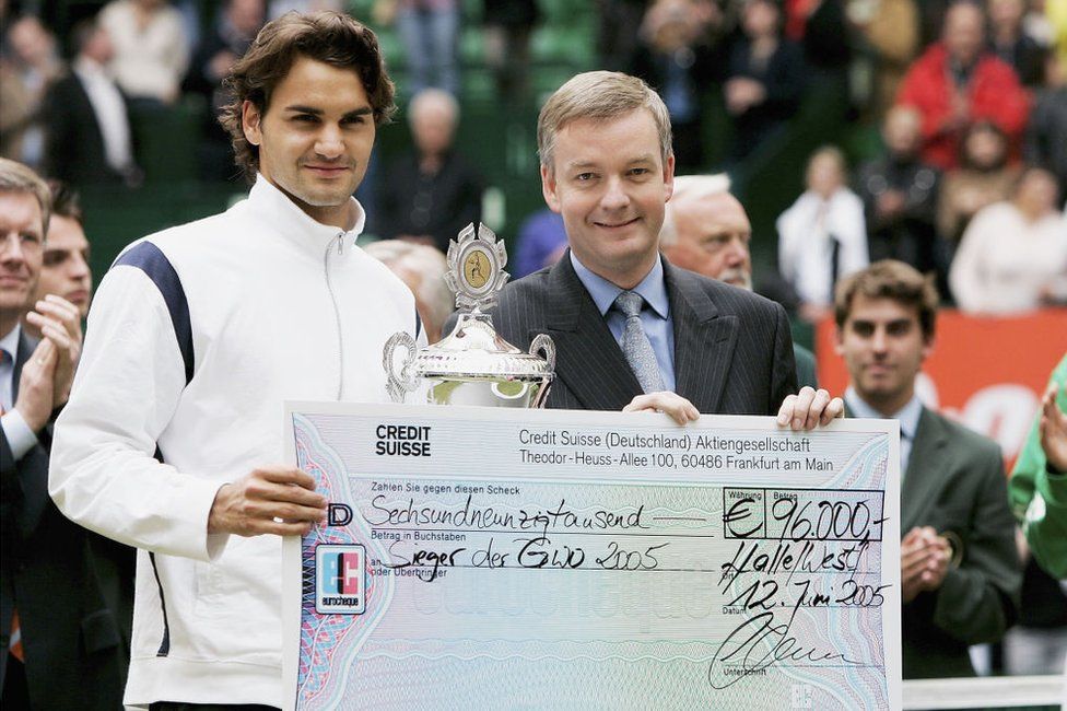 Роджер Федерер получает чек от Credit Suisse после победы на теннисном турнире в 2005 году в Германии