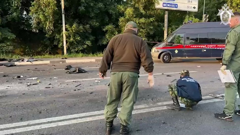 Ruští vyšetřovatelé na místě výbuchu vozidla.