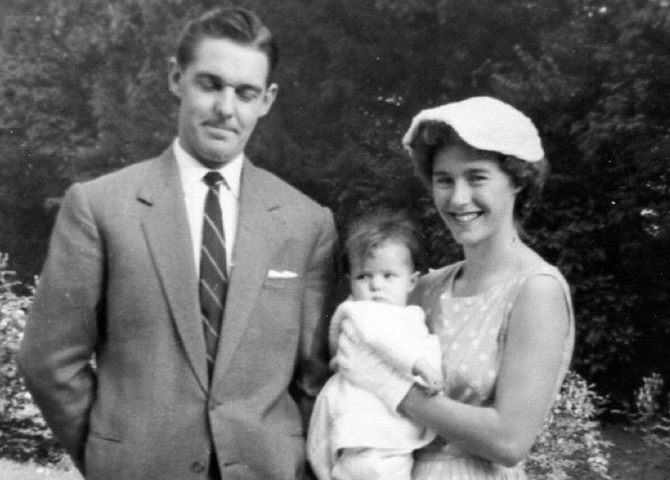 Jan e John Ward che tengono in braccio Julie da neonata nel 1961