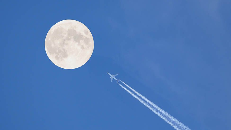Flight to the moon