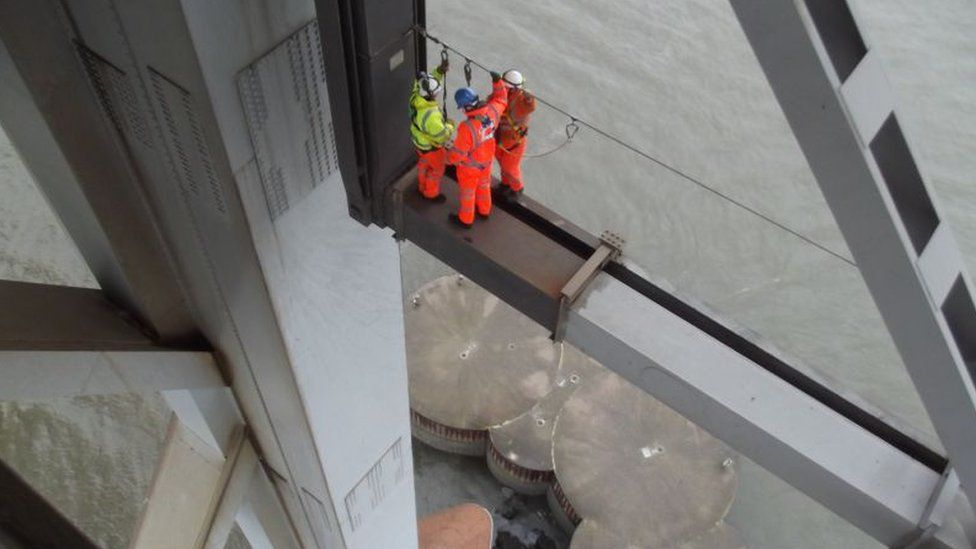 Forth Road Bridge to be closed until new year - BBC News