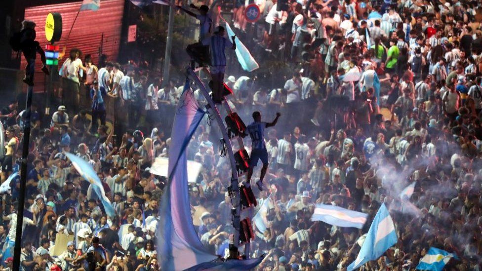 Болельщики Аргентины празднуют победу на чемпионате мира по футболу FIFA 2022 в Катаре у Обелиска в Буэнос-Айресе, Аргентина, 18 декабря 2022 года. Аргентина победила Францию ​​со счетом 4: 2 в серии пенальти после ничьей 3: 3 и выиграла чемпионат мира в третий раз время.