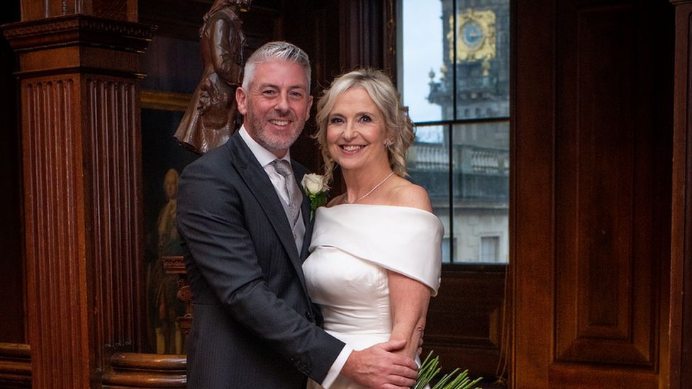 BBC Weather presenter Carol Kirkwood announces marriage - BBC News