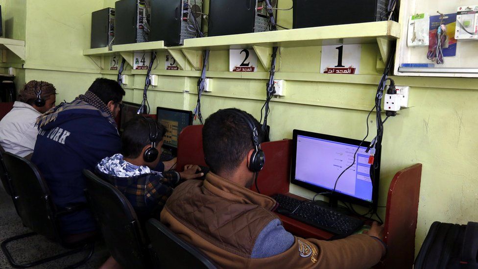 Yemenis sit in front of computers at an internet cafe in Sanaa, Yemen (10 December 2017)
