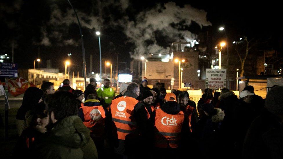 Члены профсоюза собираются вместе, чтобы принять участие в забастовочном голосовании на нефтеперерабатывающем заводе Exxon-Mobil Port Jerome Gravenchon в Порт-Жером-сюр-Сен, недалеко от Гавра, на северо-западе Франции, 7 марта 2023 г.