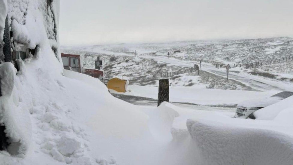 Dozens of strangers snowed in at a U.K. pub!, subscribe to News Without Politics, severe weather, more news other than politics