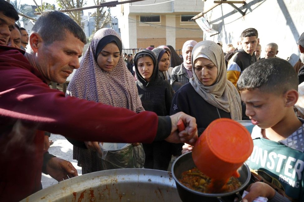 Palestinians line up for food from aid organisations