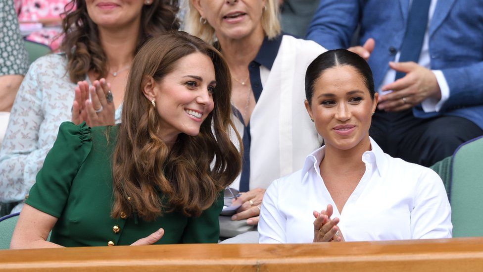 Catherine, Herzogin von Cambridge, und Meghan, Herzogin von Sussex, nehmen am Finale der Wimbledon-Tennismeisterschaften im All England Lawn Tennis and Croquet Club teil