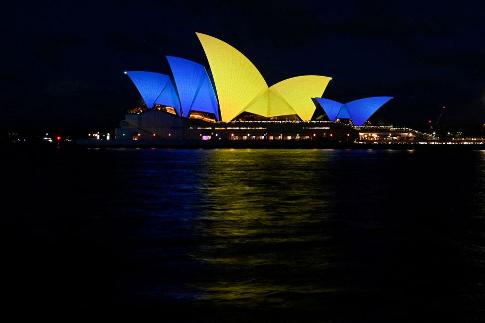 Die Segel des Opernhauses von Sydney werden mit den Farben der ukrainischen Flagge beleuchtet, um den Beginn der russischen Invasion in der Ukraine vor einem Jahr zu feiern, in Sydney, Australien, 24. Februar 2023.