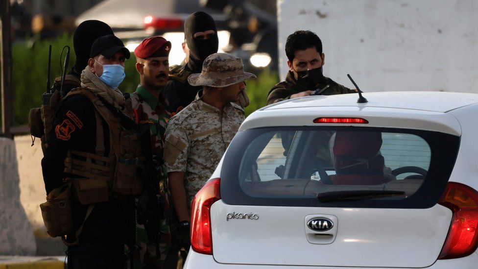 Силы народной мобилизации проверяют автомобиль у въезда в зеленую зону Багдада 26 мая 2021 года