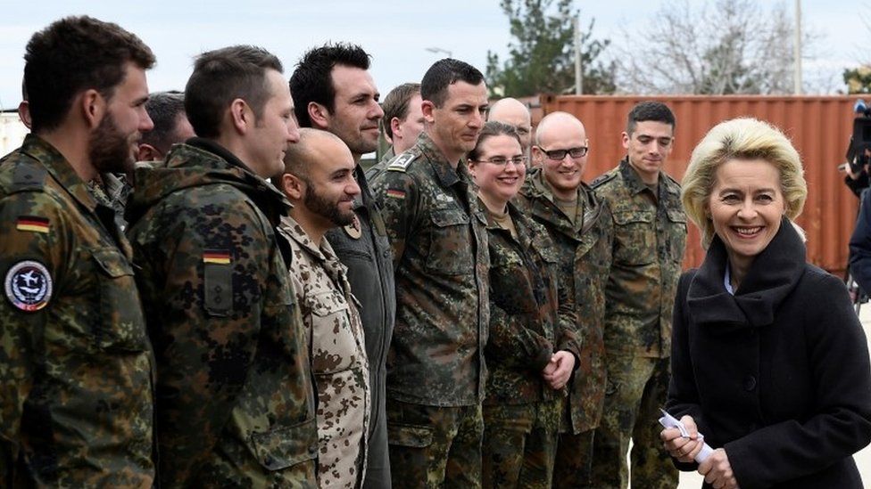 German Defence Minister Ursula von der Leyen chats with soldiers during a visit to the air base in Incirlik (21 January 2016)
