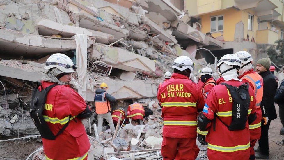 Члены городской поисково-спасательной группы Сальвадора (USAR) принимают участие в спасательной операции после смертоносного землетрясения в Кахраманмарасе, Турция, 10 февраля 2023 г.