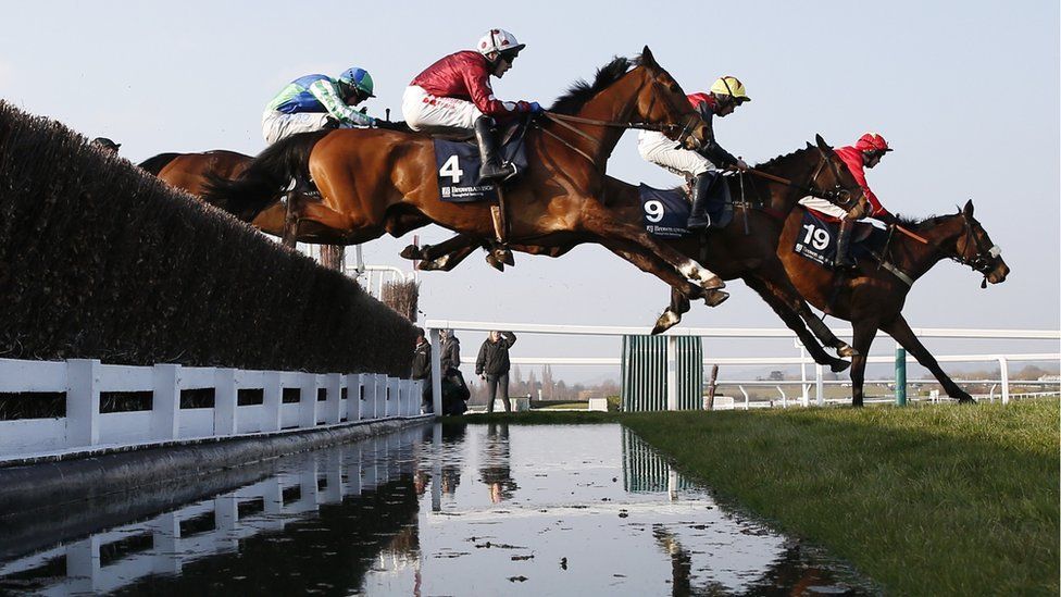 In Pictures: Cheltenham Festival 2016 - BBC News