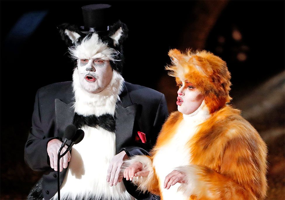 James Corden y Rebel Wilson disfrazados de gatos