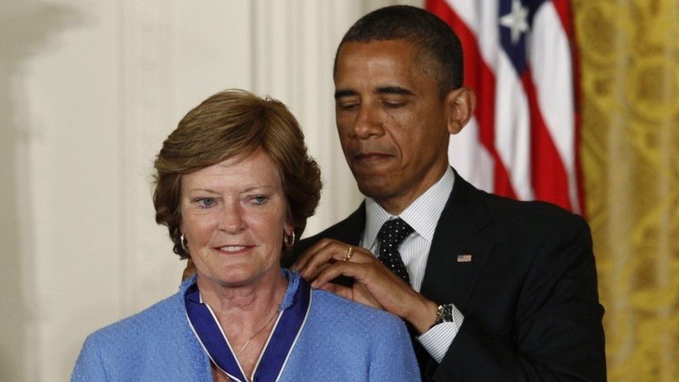 President Barack Obama awards a 2012 Presidential Medal of Freedom to former University of Tennessee basketball coach Pat Summitt.