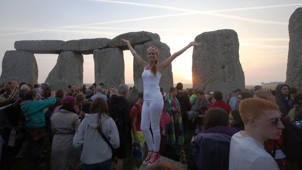 Summer Solstice 2017 Stonehenge Crowds As Sun Rises Bbc News