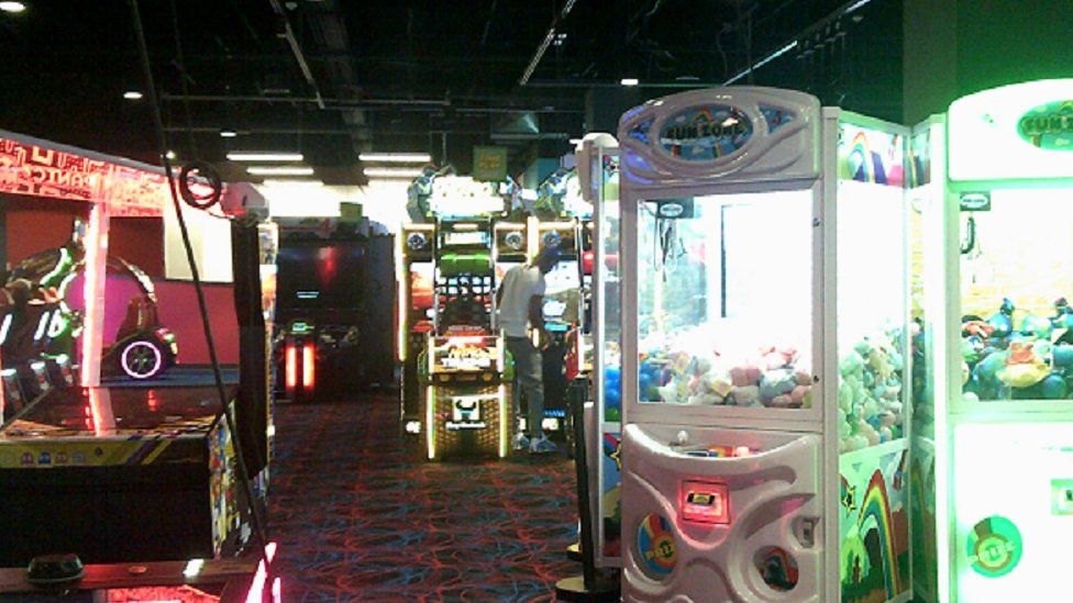 Интерьер игрового автомата, снятый Кэти Глазго на цифровую камеру 2000-х