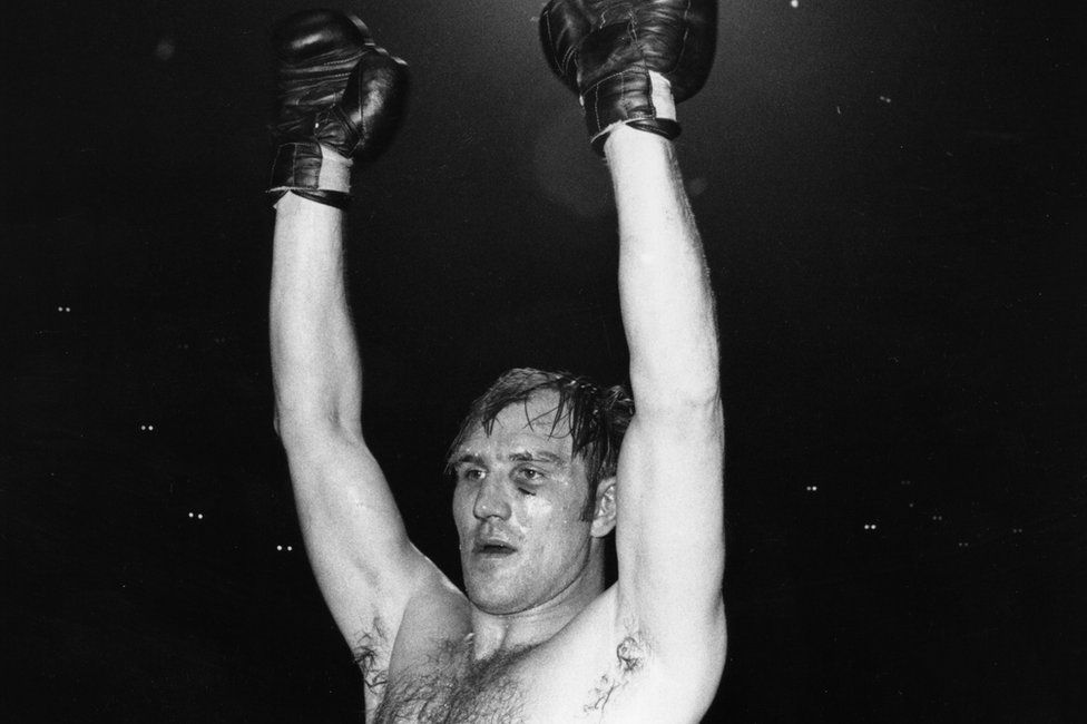 Bodell after beating Joe Bugner in 1971