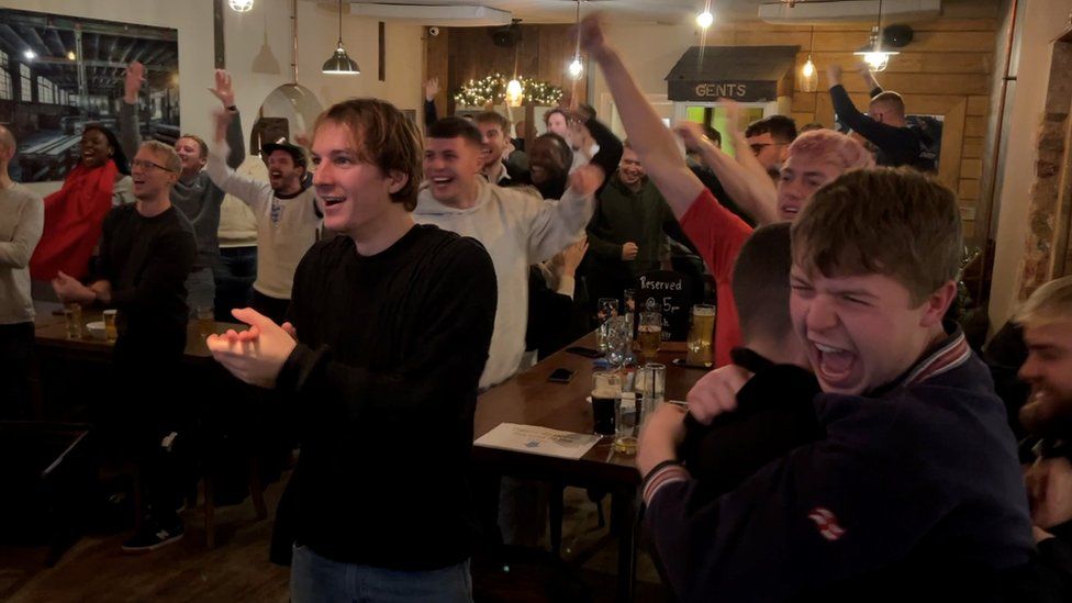 Englands World Cup Run Gives Wests Pubs Big Boost Bbc News 