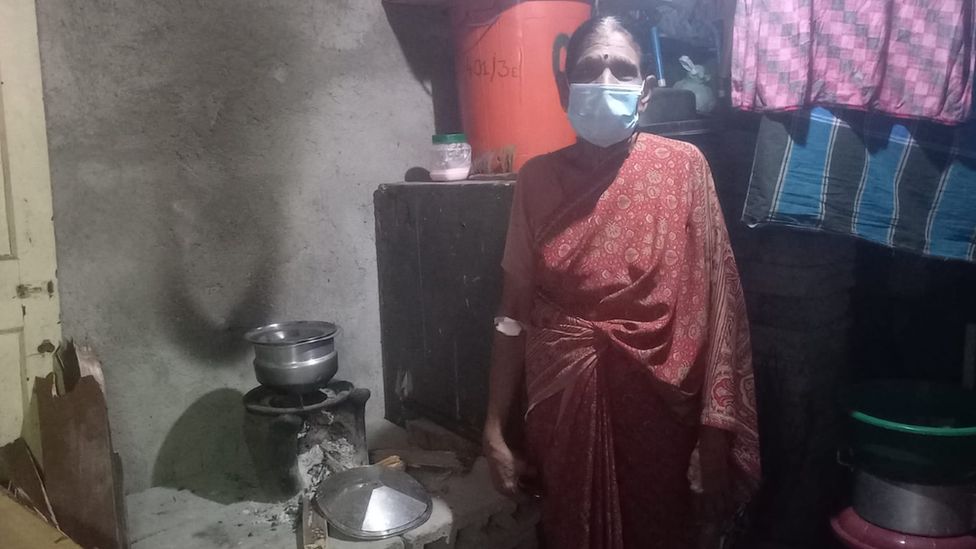 Женщина из Шри-Ланки готовит на открытом огне у себя дома