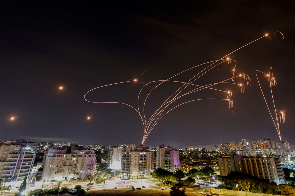 Sistemi anti-raketë i Iron Dome i Izraelit kap raketat e lëshuara nga Rripi i Gazës, siç shihet nga qyteti i Ashkelon, Izrael, 9 tetor 2023.