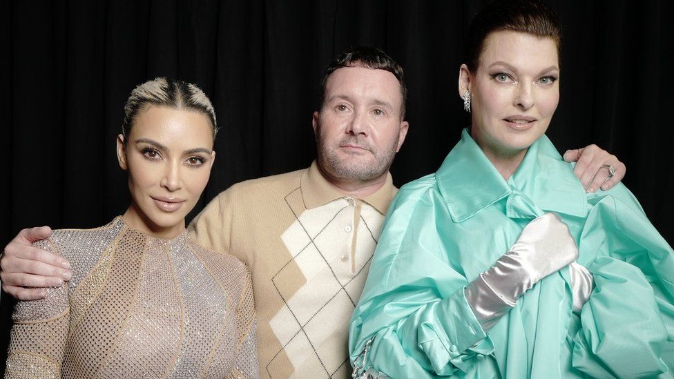Ким Кардашьян, Ким Джонс и Линда Евангелиста на фото на показе мод в Нью-Йорке в прошлом году