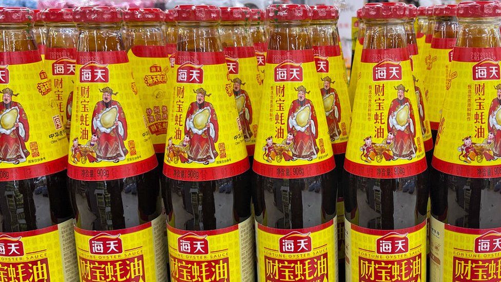 Бутылки устричного соуса производства Foshan Haitian Flavoring & Food Co., Ltd в супермаркете на Ванда Плаза в Пекине, Китай.