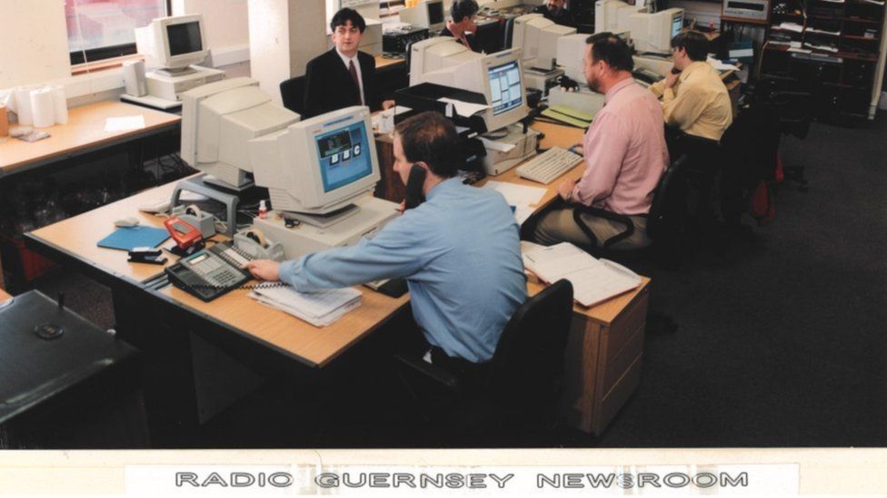 Люди сидели за компьютерами в редакции Гернси в 1982 году