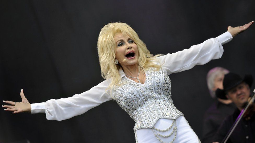 Dolly Parton book scheme 'fines' for forgetful council staff - BBC News