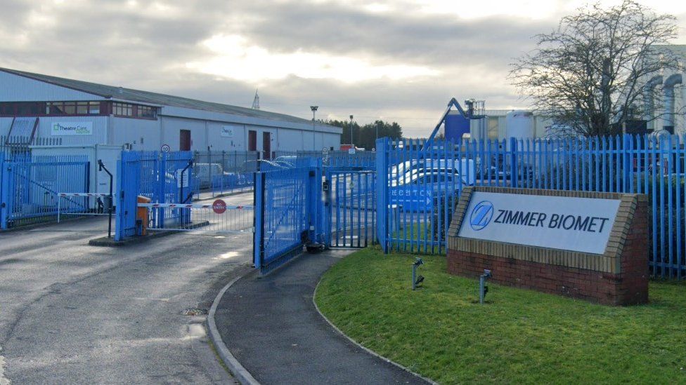 Dros 500 i golli swyddi wrth gau safle offer meddygol BBC Cymru Fyw