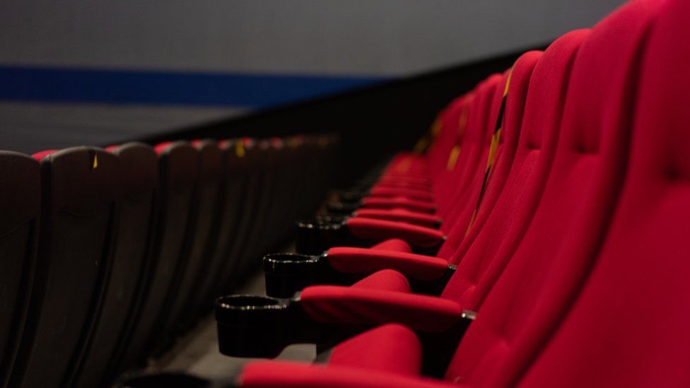 Красные сиденья в кинотеатре