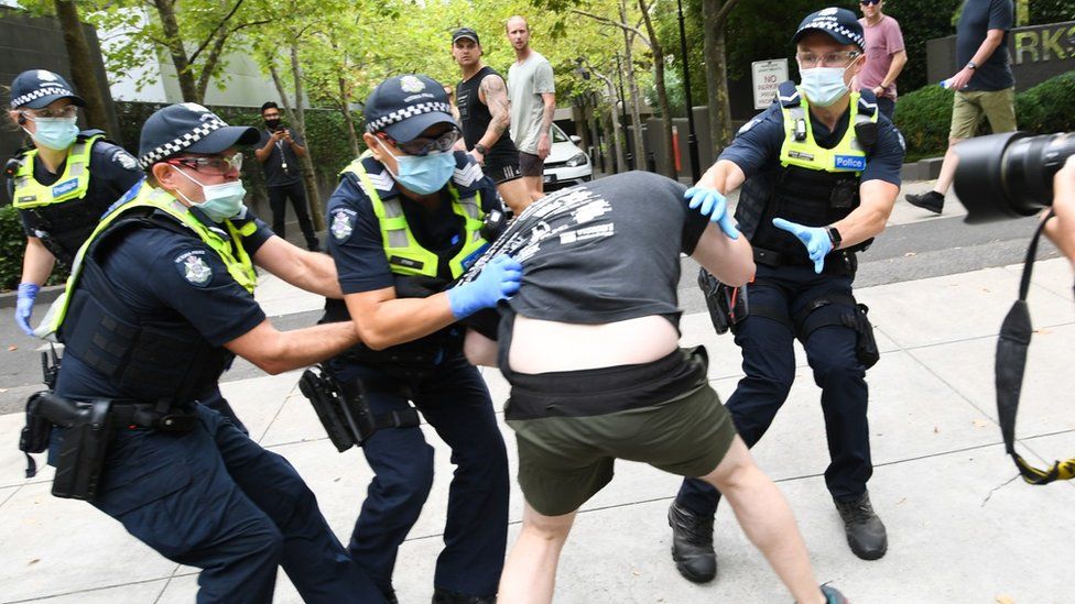 Протестующий дрался с полицией во время митинга против вакцинации в Мельбурне, Австралия, 20 февраля 2021 года.