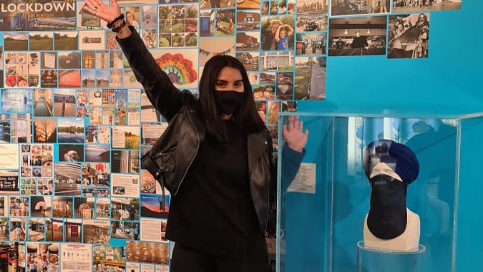 Сунни с одной из своих масок в музее