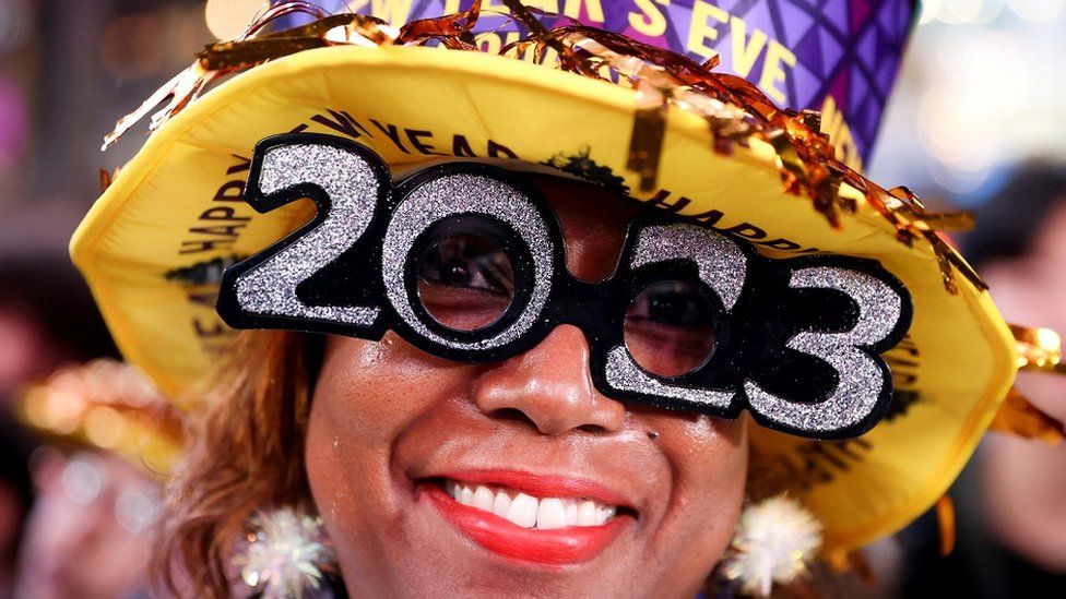 Человек носит очки 2023 года во время празднования Нового года на Таймс-сквер во время первого новогоднего мероприятия без ограничений после пандемии коронавирусной болезни (COVID-19) в манхэттенском районе Нью-Йорка, Нью-Йорк,
