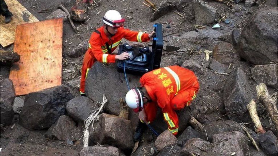 Rescue workers search for signs of life under landslide rubble in Taining county, Fujian, China (8 May 2016)