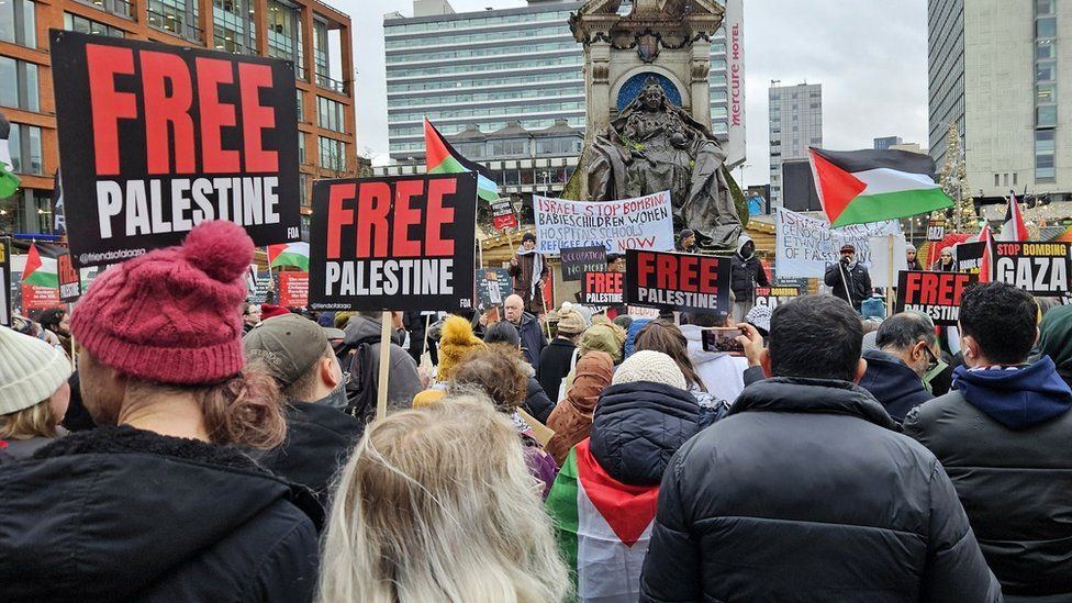 Pro-Palestinian march held in Manchester city centre - BBC News
