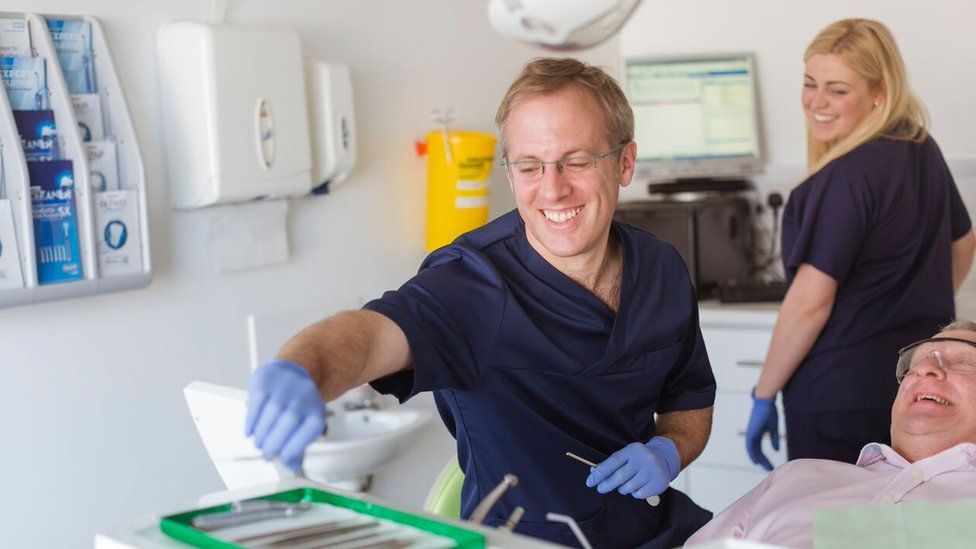 Dental phobia patients 'benefit from talking therapy' - research - BBC News