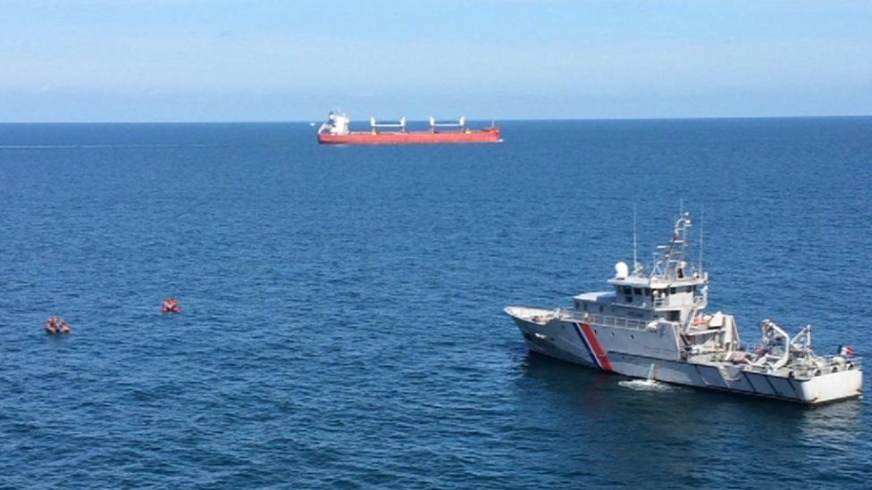 Channel migrants: Three dinghies intercepted by Border Force - BBC News