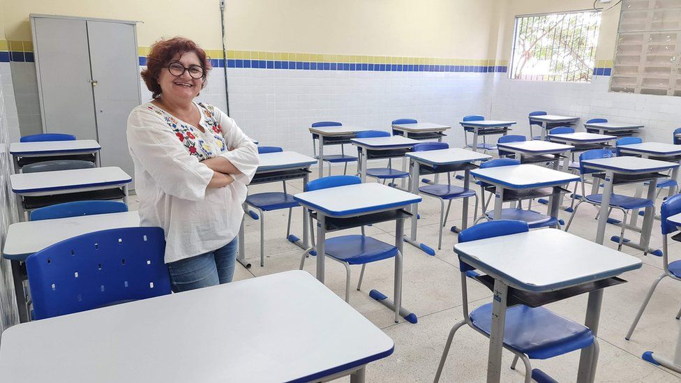 A classroom of large desks introduced by Recife's councilwoman Cida Pedrosa