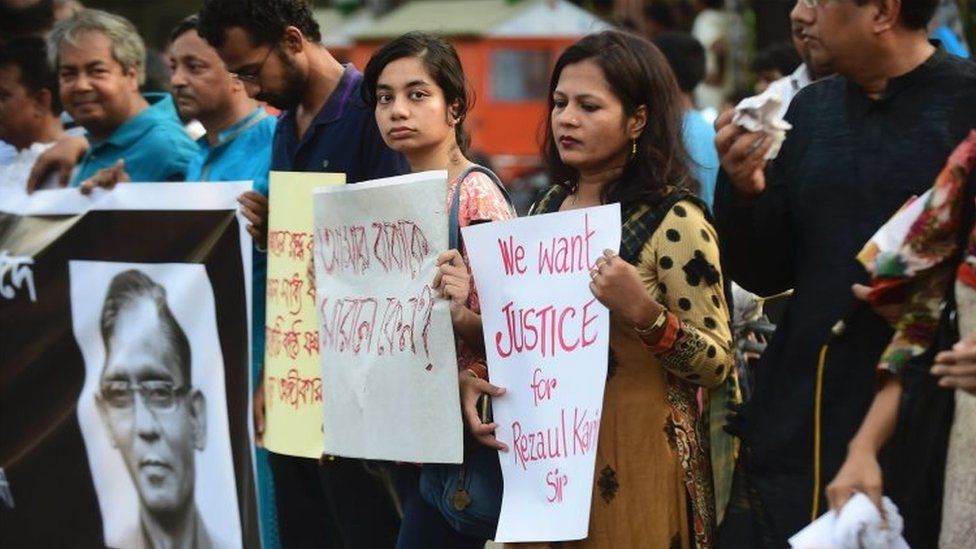 Bangladeshi protesters and former Rajshahi University students protest against the killing of a university professor in Dhaka (29 April 2016)