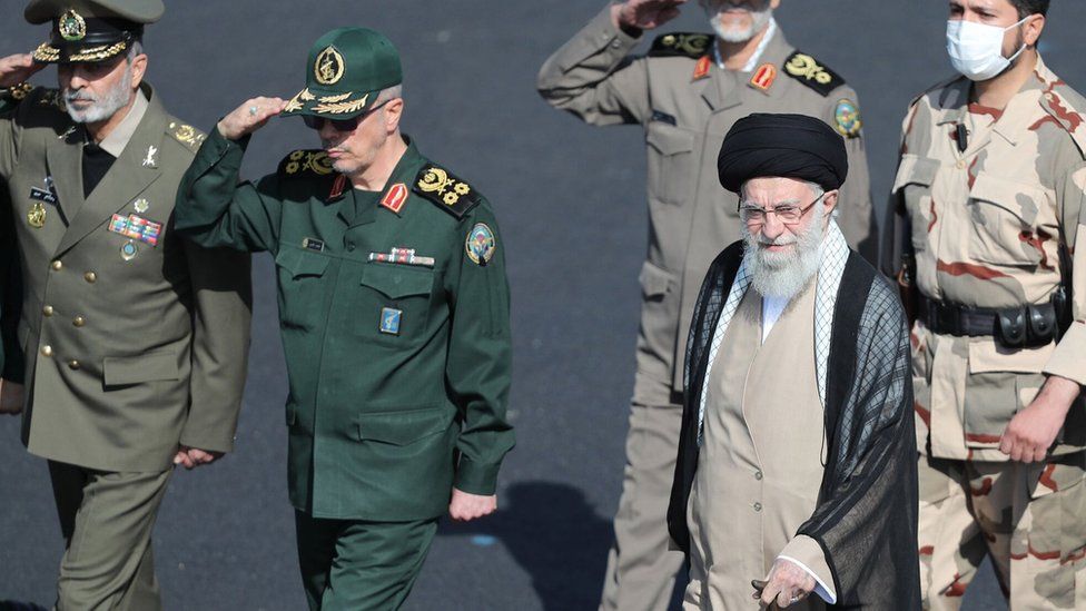 Аятолла Али Хаменеи (2-й справа) идет вместе с командирами полиции и вооруженных сил на церемонии выпуска курсантов в Тегеране, Иран (3 октября 2022 г.)